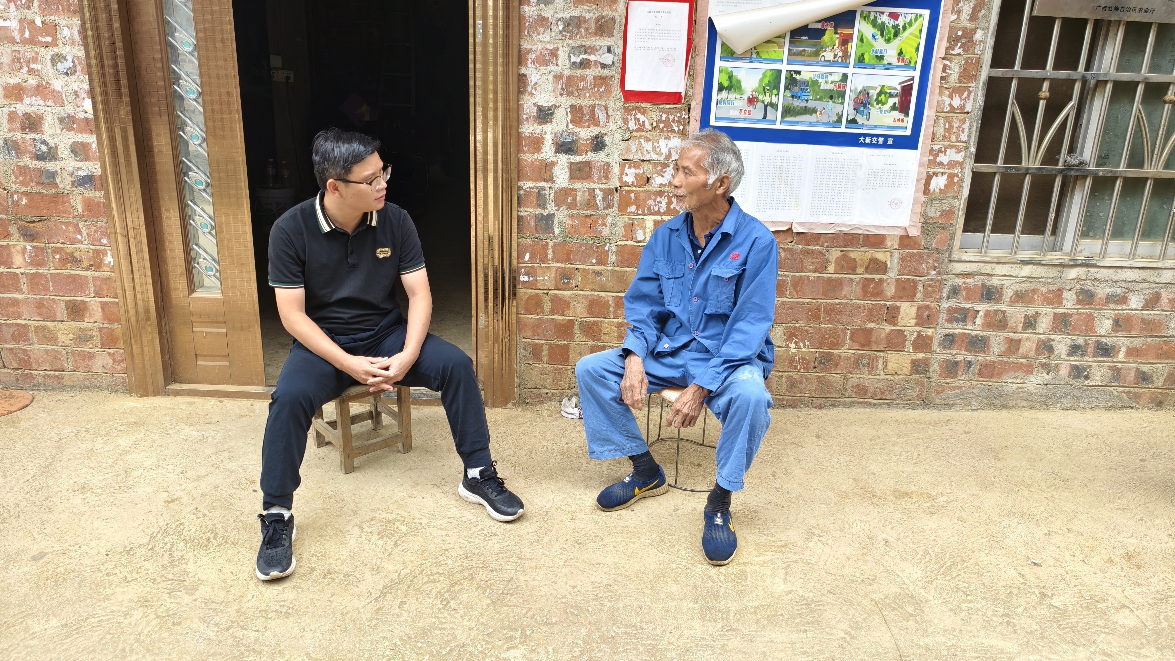 入户宣传耕地保护政策2.jpg 大发体育