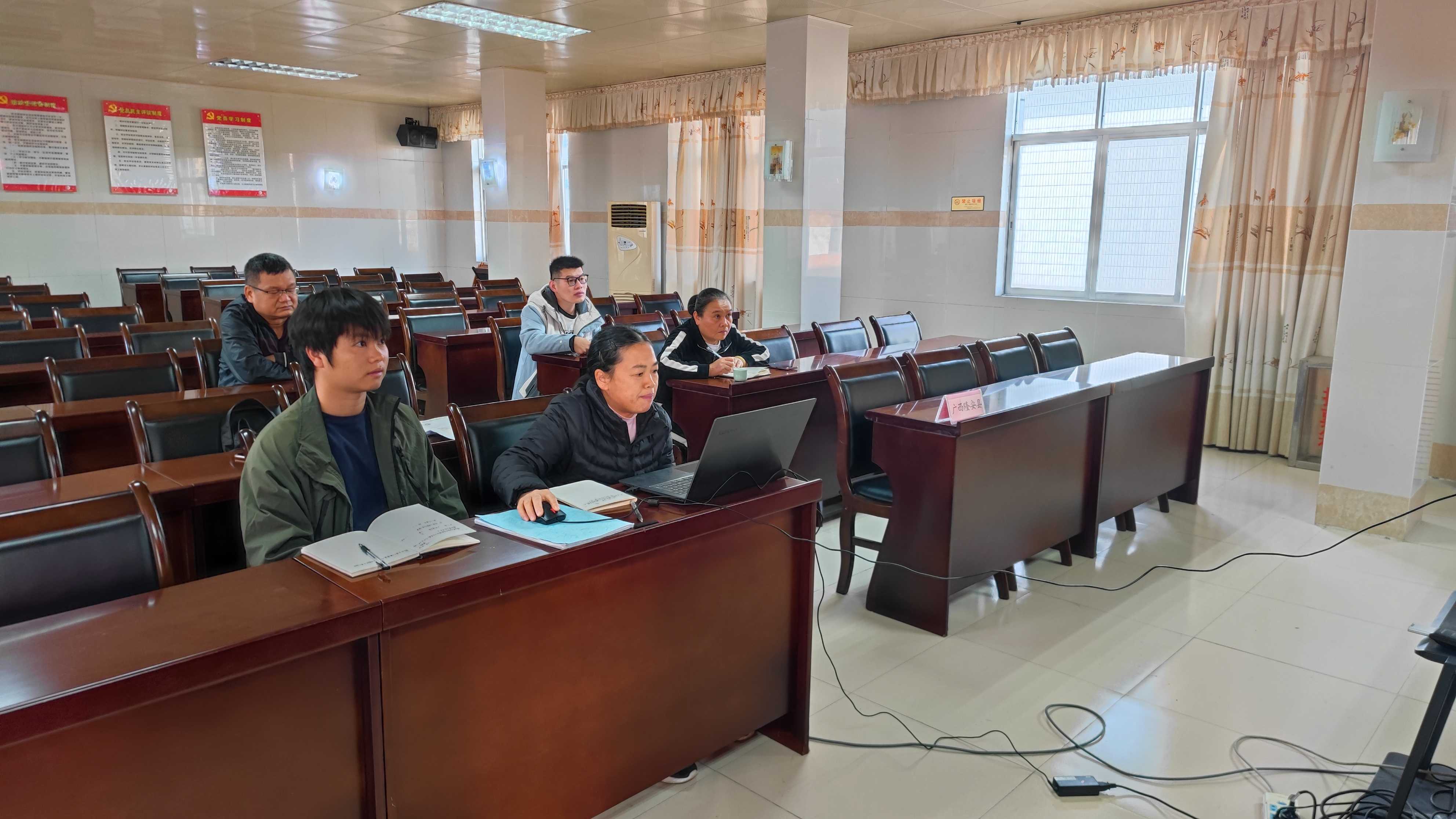 图2:卢菊荣高级农艺师代表广西进行汇报交流发言.jpg 大发体育